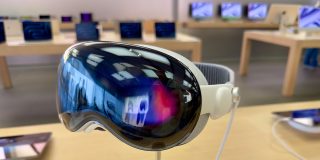 Apple describes a way to make Vision Pro much lighter | Current model shown