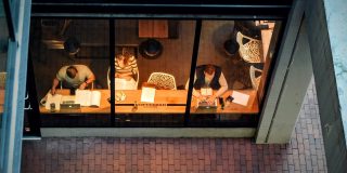 I'd like Apple's promised new Wi-Fi hotspot feature to go one step further | MacBooks used in a coffee shop