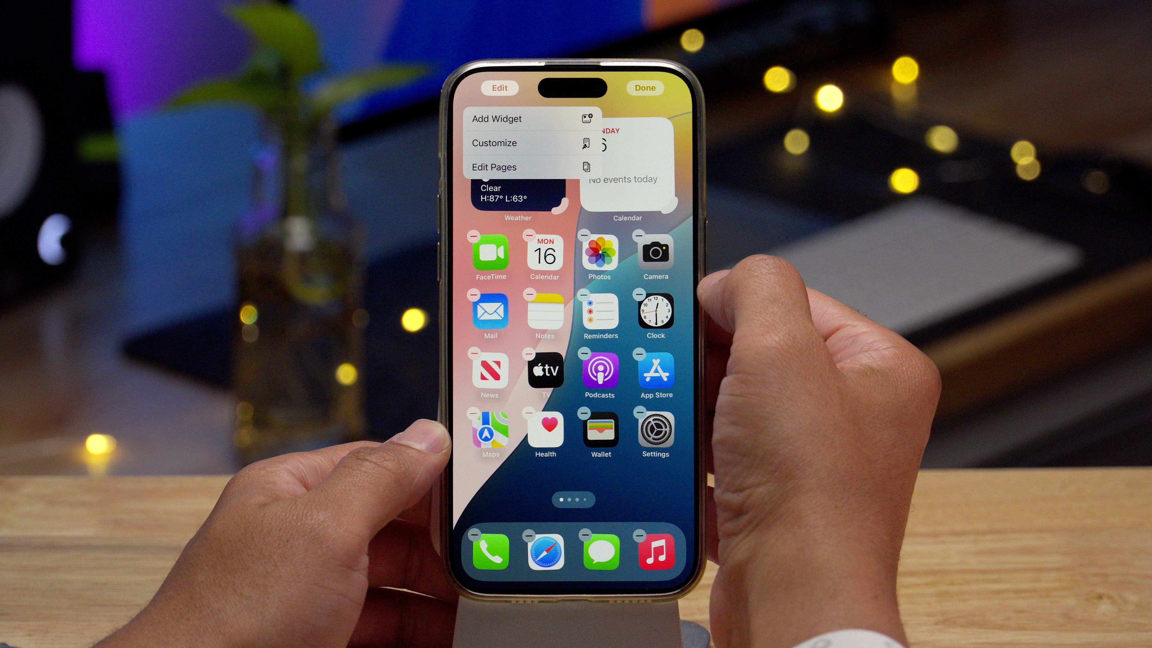Edit mode prompt on iOS 18 Home Screen.