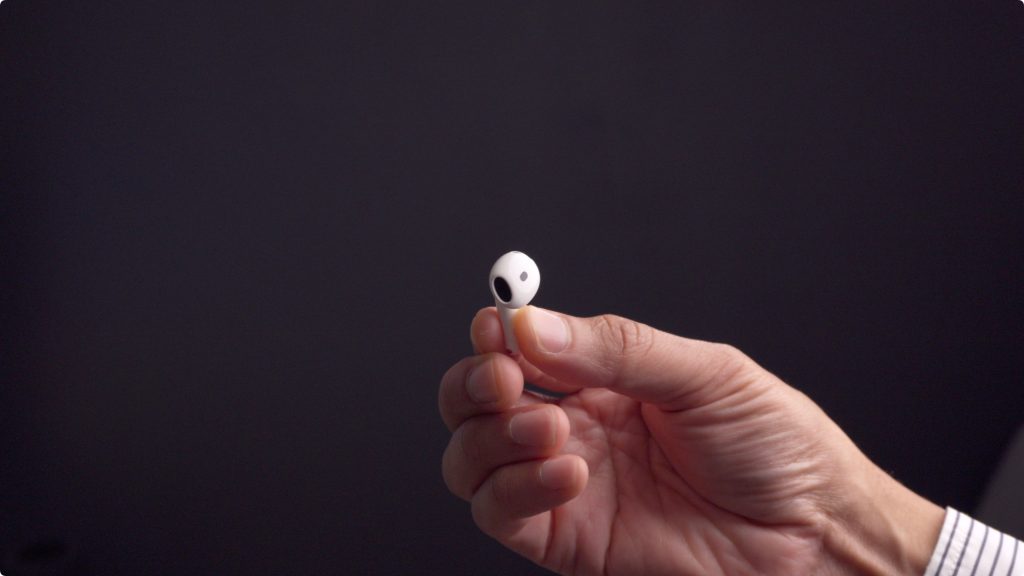 AirPods 4 earbud