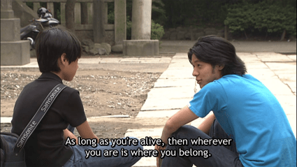 Kamen Rider Kuuga's Yusuke giving a child a pep talk.