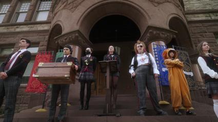 Dorial Giordano as Chad, Anwen O'Driscoll as Riri, Clara Alexandrova as Kira, Aviva Mongillo as Dori and Laura Afelskie as Runa in Bet.