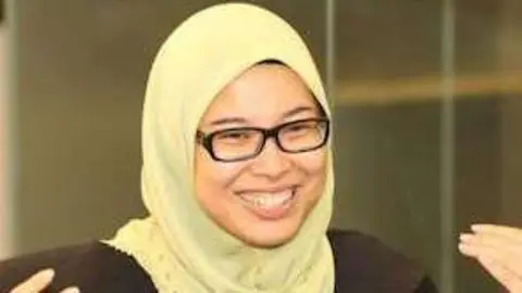 Front Line Defenders Fadiah Nadwa Fikri smiles while wearing a green tudung.