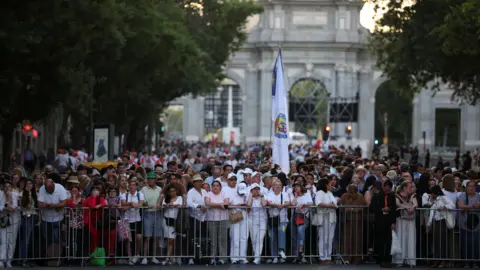 Reuters Faithful wait ahead of a Holy Mass celebrated by Pope Leo XIV at Plaza de Cibeles