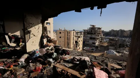 Reuters Scattered belongings and debris in an apartment building that was hit in an Israeli air strike in Gaza City, northern Gaza (4 June 2026) 