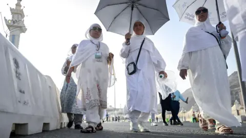EPA Muslim pilgrims make their way to the Mina tent camp for the start of the Hajj pilgrimage in Mecca, Saudi Arabia (25 May 2026)