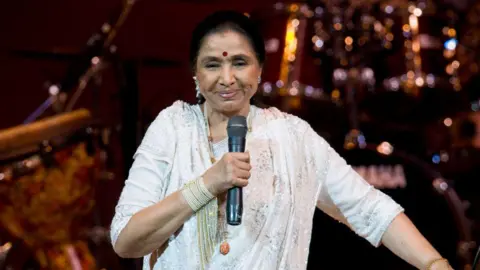 AFP Indian singer Asha Bhosle performs at the '75 years of Asha' concert at Carnegie Hall, New York, New York, April 17, 2008. 