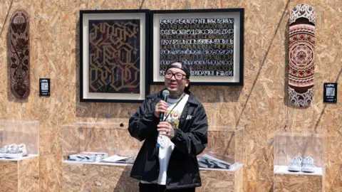 Hwang Jiho Tattooist Kim Tae-nam addressing a crowd at Ink Bomb.