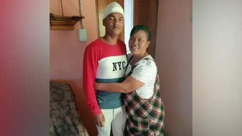 Delvin Safers Man and a woman looking at the camera and smiling