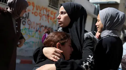 Reuters Relatives mourn during the funeral of Palestinians killed in an Israeli strike, in Gaza City, northern Gaza Strip (7 May 2026)