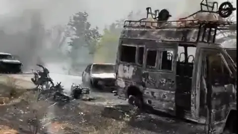 Sahel Alerte / X Burnt-out vehicles after they had been set on fire near Bamako