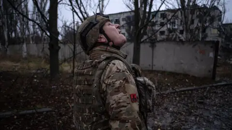 93rd brigade, UAF A Ukrainian serviceman checks the sky for fpv-drones in the frontline town of Kostyantynivka, Donetsk region, amid the Russian invasion of Ukraine. taken in 2025