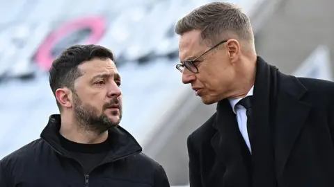 Getty Images Zelensky and Stubb whispering