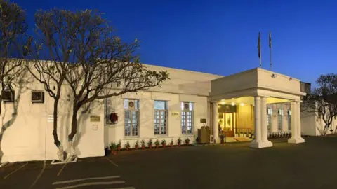 Delhi Gymkhana Club/Gallery The main entrance of the Delhi Gymkhana Club.