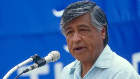 Getty Images United Farm Workers President César Chávez speaks to crowd of supporters as he joined Presidential candidate Jesse Jackson in a support walk and rally on 4 June 4,1988 in McFarland, California.