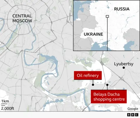 Map of Moscow highlighting two locations of reported Ukrainian strikes in the southeast of the city. Two targets are marked in red: an oil refinery and the Belaya Dacha shopping centre, both near the city of Lyubertsy. Central Moscow is shown to the northwest with ring roads and the Moskva River visible. An inset map shows Russia and Ukraine, indicating Moscow’s location.