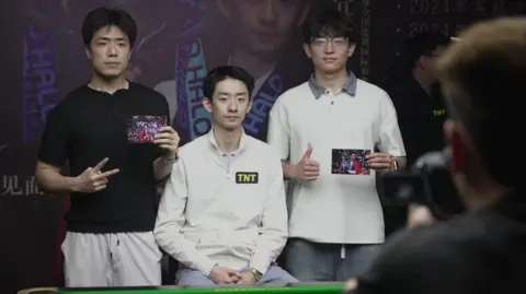 Wu Yize taking photos with fans