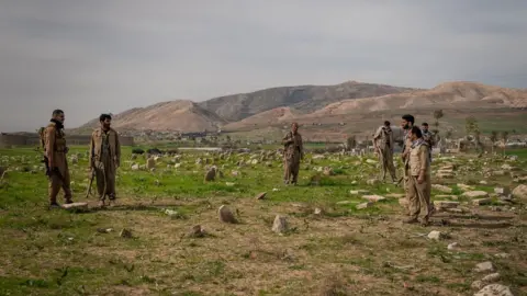 Matthew Goddard/BBC Iranian Kurdish fighters from the opposition Kurdistan Democratic Party of Iran (KDPI), in northern Iraq