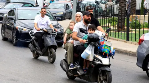 Reuters Lebanese flee Beirut's southern suburbs after Israeli Prime Minister Benjamin Netanyahu said he had ordered strikes there (1 June 2026)