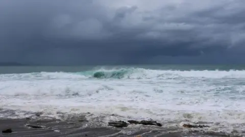 REUTERS/Gilbert Bellamy Waves break on the coast ahead of Hurricane Melissa, in Port Royal, Jamaica, on 25 October, 2025. 