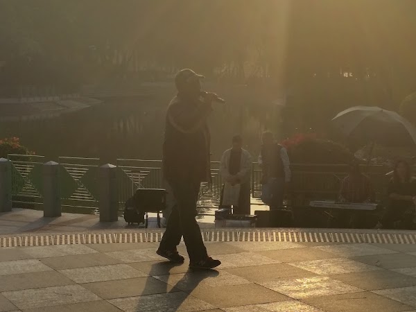 見下文