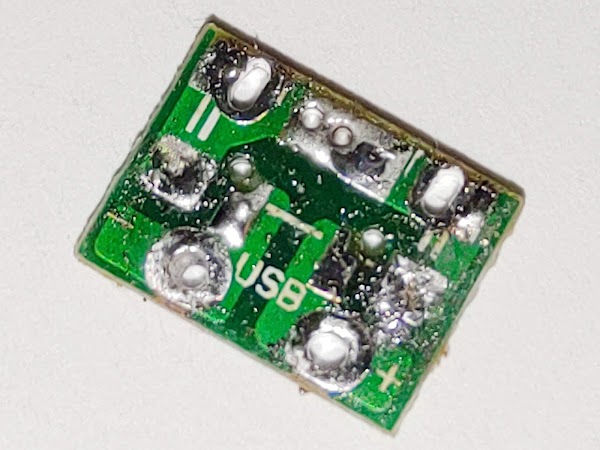 在手提風扇上脫落的 Micro USB 印刷電路板 的正面
