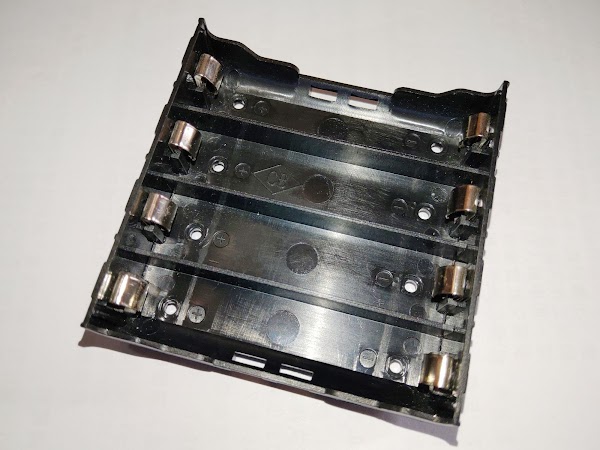 四位18650電池盒 的 正面