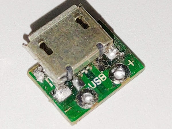 Micro USB 插孔固定在印刷電路板並將外殼焊接，左側角度