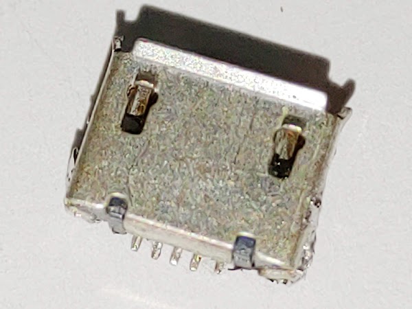 從手提風扇上脫落的 Micro USB 插孔 的背面