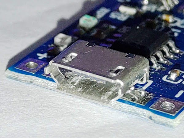 使用 Micro USB 插口作為差電