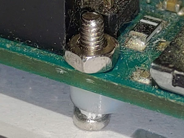 螺絲帽固定 Arduino 到保護殼上 3