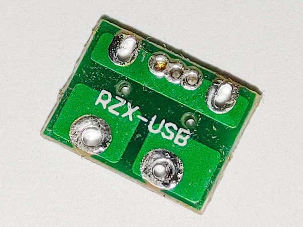 在手提風扇上脫落的 Micro USB 印刷電路板 的背面