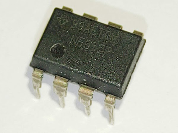 NE555P 的側面