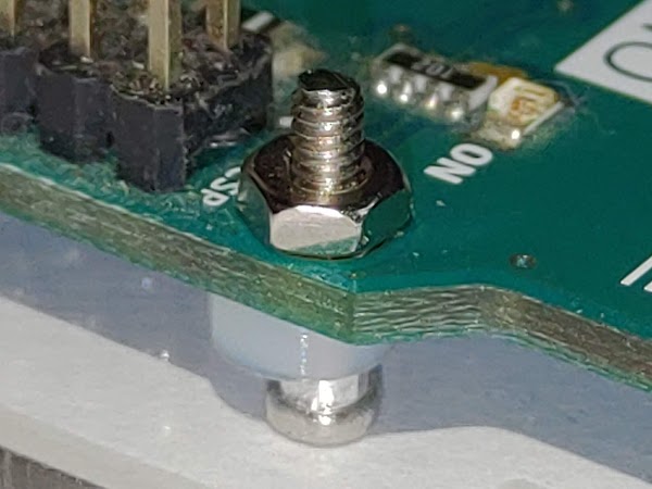螺絲帽固定 Arduino 到保護殼上 4