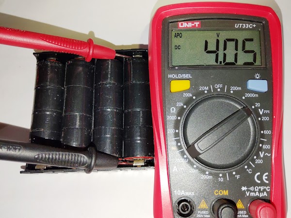 使用萬用標量度18650電池，並顯示有4.05V
