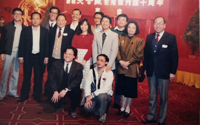 《大公報》復刊40周年聯歡晚會,曹驥雲(右一)與同事合影。