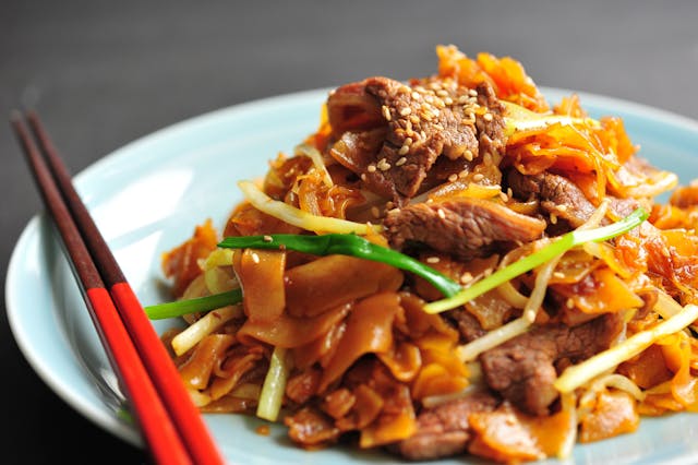 茶餐廳的「乾炒牛河」通常會標明是牛肉。(「食·家」Facebook圖片)