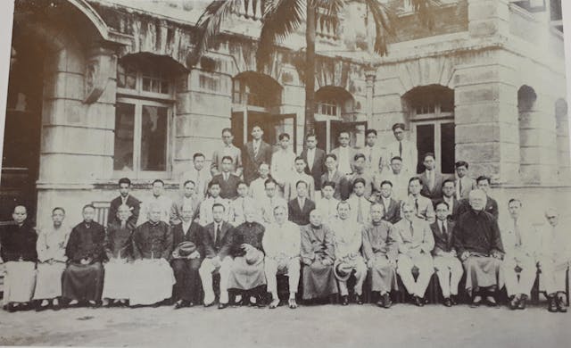 1930年香港大學中文學會成立師生合影,前排左10是賴際熙。
