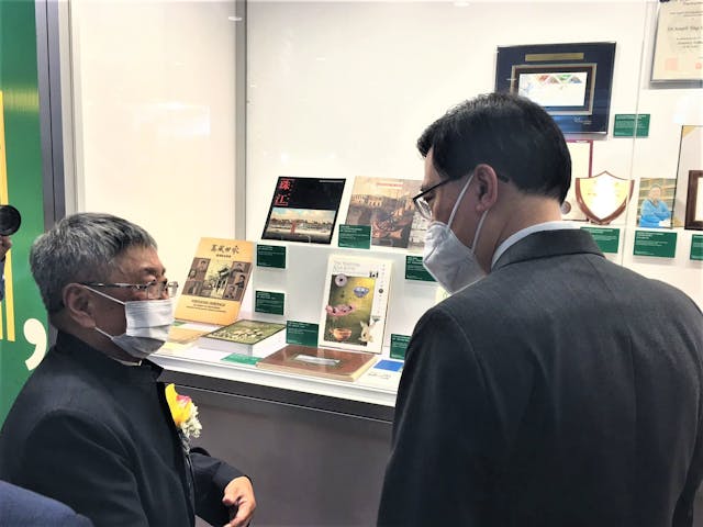 香港中文大學歷史系客席教授及香港書展2022文化活動顧問團成員丁新豹為行政長官李家超介紹「文藝廊」珍貴藏品。(灼見名家圖片)