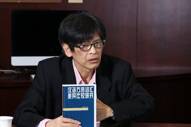 黃老師拿起《漢語方言詞匯差異比較研究》,指出北方話保留的古漢語詞彙較少,而普通話就來自北方話,說明廣州話的用詞比普通話古雅。