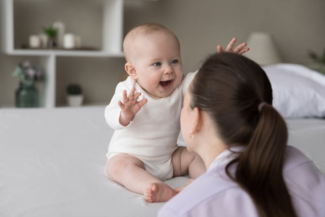人類運用疊詞最頻繁的是兩個階段,一是嬰幼兒時期,二是戀人時期。(Shutterstock)