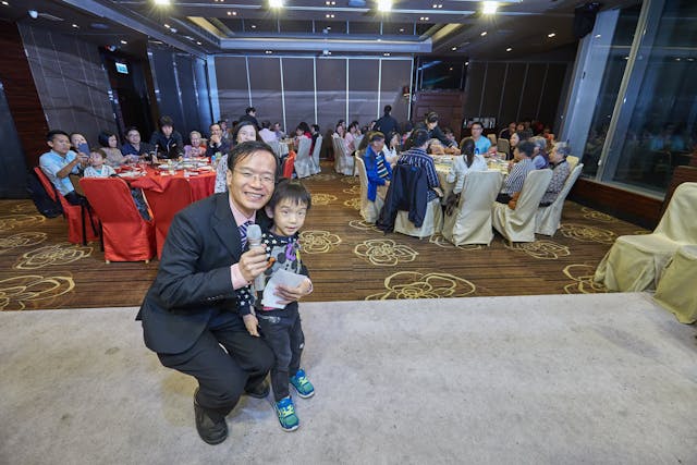 董教授的三個兒子自幼耳濡目染,都喜愛粵語吟誦。圖為董教授與其長子董庭溱(當時六歲)在三子庭匡的百日宴上表演吟誦。