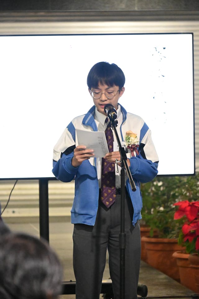 15歲中三學生鍾明浩因朗誦比賽接觸吟誦,坦言起初覺得奇特,練習時最難的是用情感表達詩文內涵。圖為他於2024年「露港秋唱」活動中吟誦經典作品。
