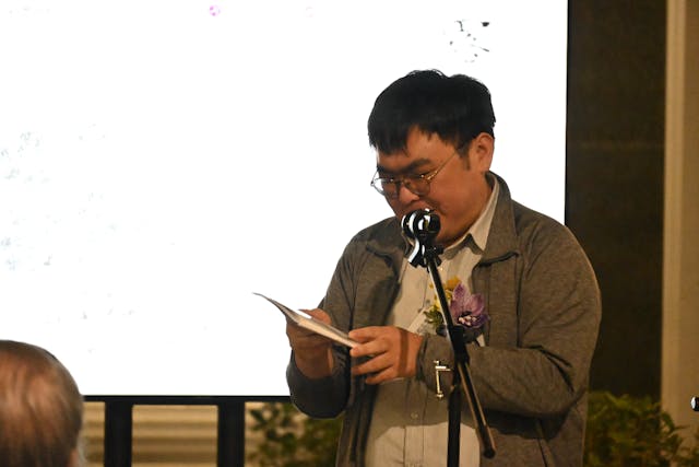 香港中文大學中文系校友羅劍創老師自幼熱愛嶺南文化,圖為他在2024年「露港秋唱」活動中吟誦經典。