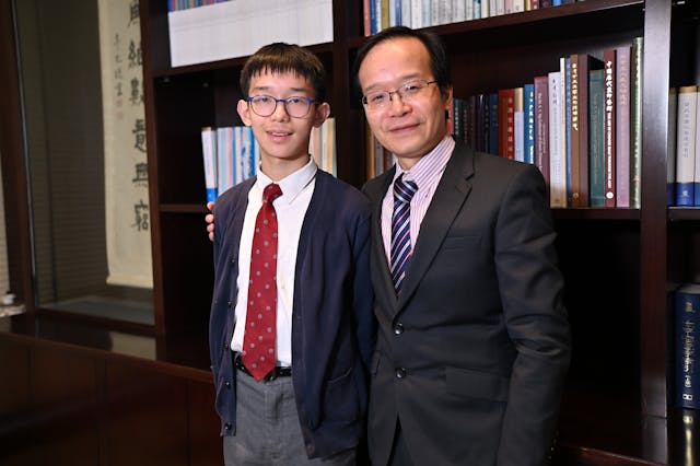 香港珠海學院董就雄教授將吟誦融入家庭教育,其長子董庭溱薰陶漸染,五歲便能吟誦《歸去來兮辭》。