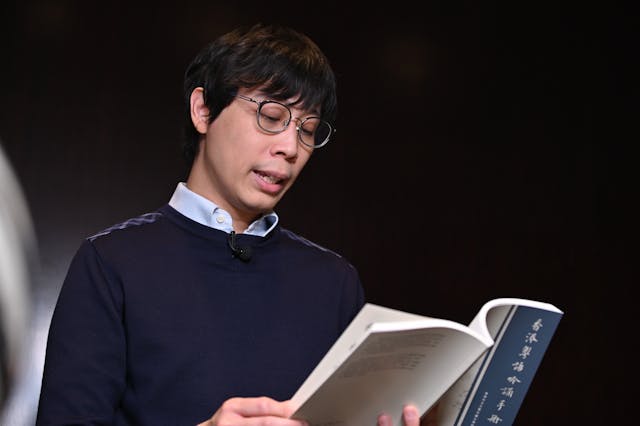蕭教授期待粵語吟誦能在中文系學生中播下種子，未來或有師生傳承這一藝術形式，便是最好的發展。圖為他現場示範粵語吟誦。