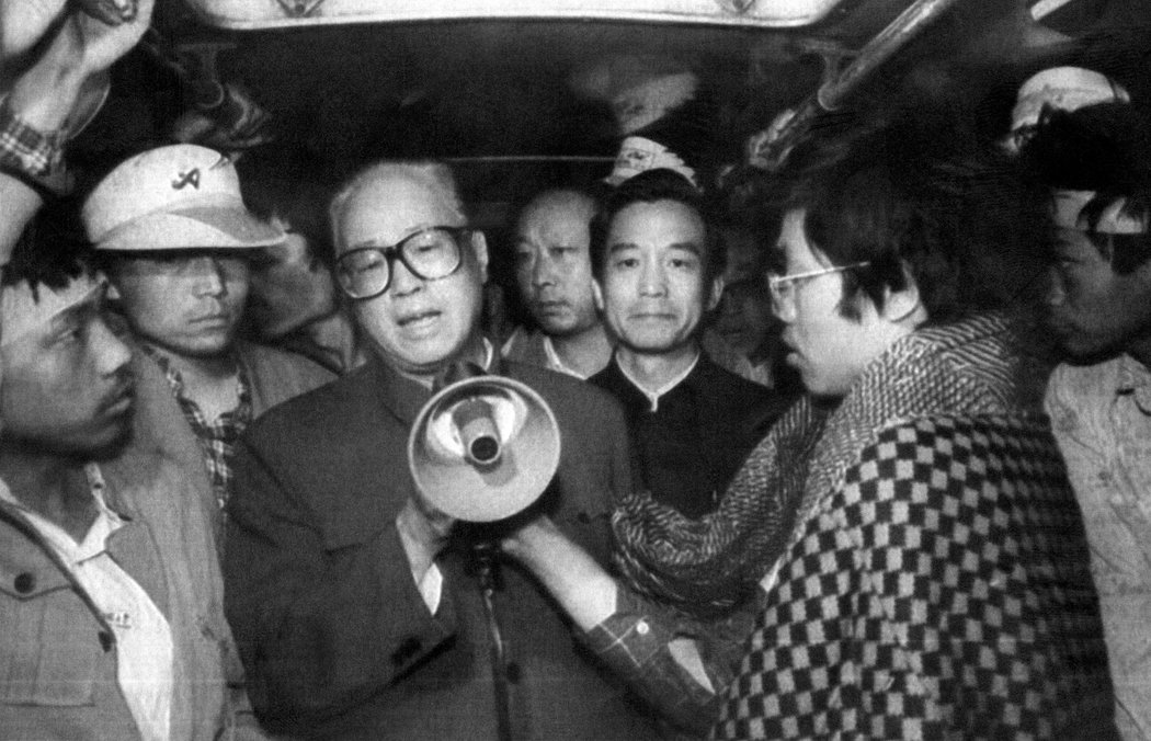 1989年5月19日凌晨,中共中央總書記趙紫陽出現在天安門廣場,呼籲學生停止絕食,這是他最後一次公開露面,當時他已失去了權力。時任中央辦公廳主任溫家寶(右二)後來成為國家總理。