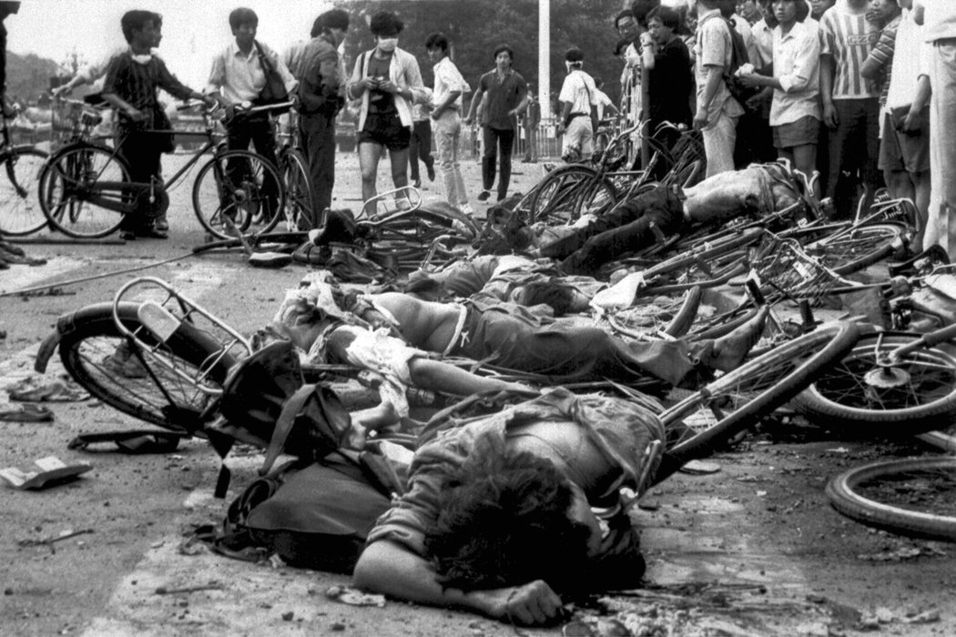 1989年6月4日,在天安門廣場附近的屍體。學生們抗議的是腐敗、不公和通貨膨脹。