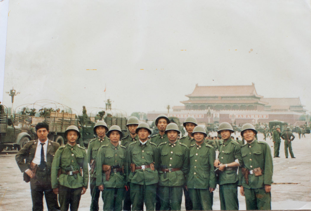 李曉明(左五)在北京和戰友的合影。照片由李曉明本人提供。