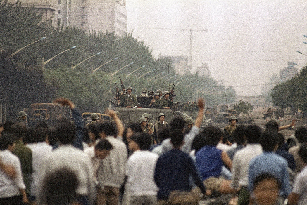 1989年6月6日，抗議被鎮壓後，北京街頭的居民和士兵。